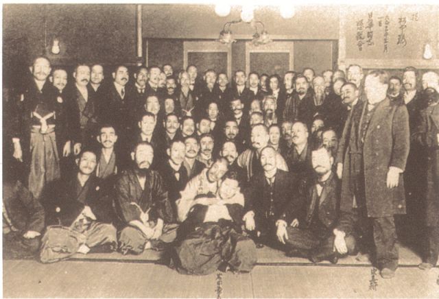 2-8、照片：孫中山在東京松本樓與日本“日華同志懇親會”的會員會晤并合影.jpg