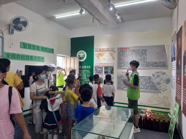 三鄉(xiāng)鎮(zhèn)開展“拒絕毒品，你我同行“禁毒教育基地參觀活動(dòng)照片1.jpg